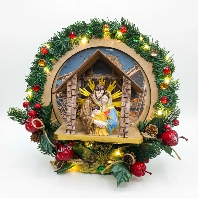 Guirlanda de Natal verde com pinhas, bolas vermelhas e presépio 3D ao centro