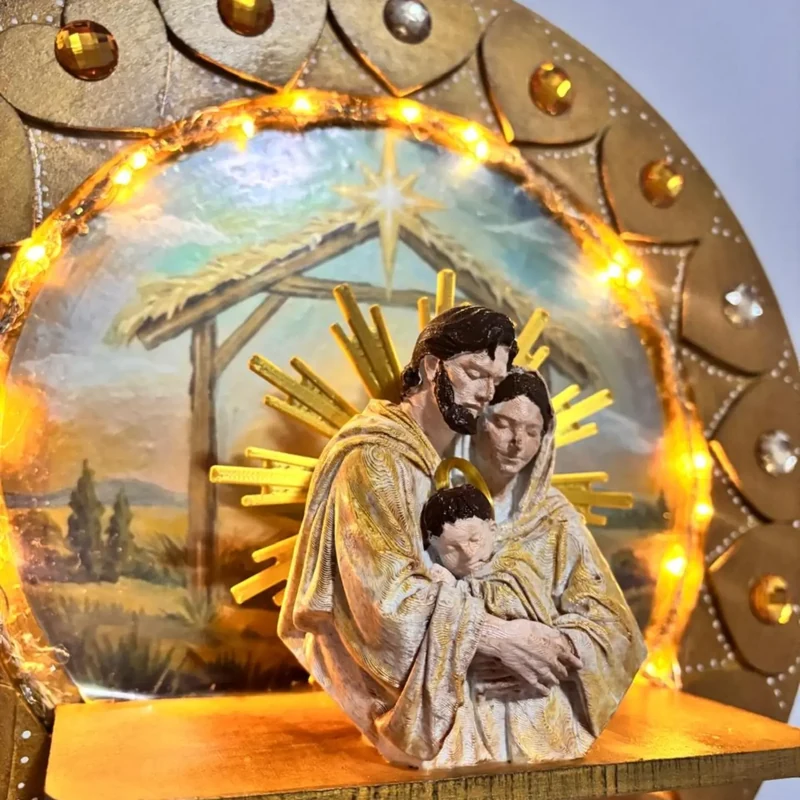Detalhe da Sagrada Família em relevo dentro da guirlanda, com fundo pintado à mão