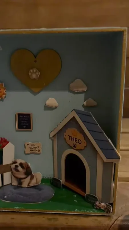 Mini quadro 3D de um cachorrinho sentado diante da casinha, com coração e nuvens ao fundo