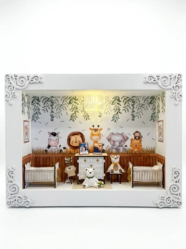 Quadro cenário 3D de quarto de bebê com bichinhos do safári, berço e cômoda em miniatura